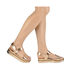Złote sandały na platformie Buffalo Hadlee 313782 champagne01